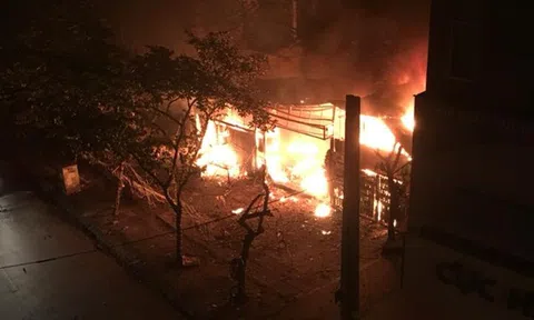 Hà Nội: 2 nhà phố Chùa Láng bốc cháy dữ dội lúc rạng sáng